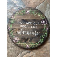 You Are Our Greatest Adventure Zeichen, Runde Baby Kinderzimmer Neugeborenen Fotografie Requisite, Zimmer Zeichen You Are Our Greatest Adventure Zeichen, Runde Baby Kinderzimmer Neugeborenen Fotografie Requisite, Zimmer Zeichen von WillieAndDollyDesign