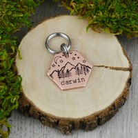 Handgestempelte Haustiermarke Mondscheinberg-Szene, Personalisierte Hundemarke von WillisAndBella
