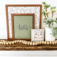 Hello Spring Trio, Frühlings-Holzschild, Frühlingsdekor, Frühlingsblumenschild, Frühlingsschilder Für Regal, Hallo Frühlingsdekor von WillowBeeSigns