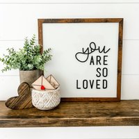 You Are So Loved Spruch, Valentinstag Herz, Laser-Schnitt-Schild, Schild, Laser-Schnitt-Schild von WillowBeeSigns