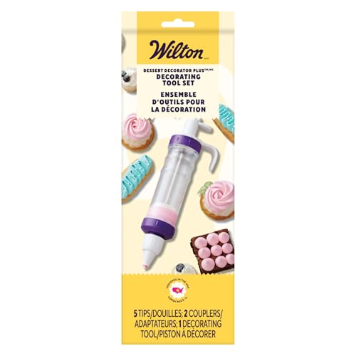 Wilton Dessert Decorator Plus Tortendekorationstool, Garnierspritze mit 5 Spritztüllen und 2 Adapter, Tortenspritze, Dessert-Dekorateur - 28 x 5 cm Durchmesser, Weiß Wilton Dessert Decorator Plus Tortendekorationstool, Garnierspritze mit 5 Spritztüllen und 2 Adapter, Tortenspritze, Dessert-Dekorateur - 28 x 5 cm Durchmesser, Weiß von Wilton