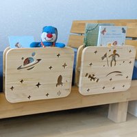 2In1 Montessori - Bücherregal Und Bettschutzgitter Holz Bettgitter Für Das Kinderbett Mit Weltraum- Astronaut Rakete Im Kinderzimmer von WinWegWOOD