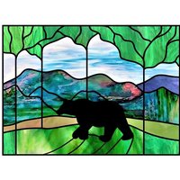 Bär Fensteraufkleber ~ Glasmalerei Sonnenfänger Berge Wildtiere Größe 10.6" Mit Glassy Deluxe Vinyl von WindowClingsGalore