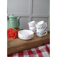 6 Veronica Milchglas Arcopal Vergissmeinnicht Kaffeetassen Untertassen Set Demi-Tasse 1980Er Jahre von WindowsOfParis