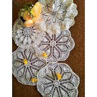 5 Weiße Deckchen Vintage Gehäkelte Handgemachtes Servietten Set Mittlere Größe Party 5 Weiße Deckchen Vintage Gehäkelte Handgemachtes Servietten Set Mittlere Größe Party von WineRedLady