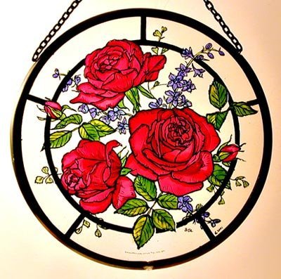 Dekorativer handbemalter Glasmalerei-Sonnenfänger mit roten Rosen. von Winged Heart presented by Celtic Glass Designs