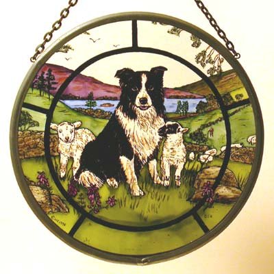 Winged Heart presented by Celtic Glass Designs: Dekorativer handbedruckter Buntglas-Fenster-Sonnenfänger/Roundel im Collie-Hund und Lämmchen-Design. Hängende Dekoration aus Glas für feierliche Anlässe von Winged Heart