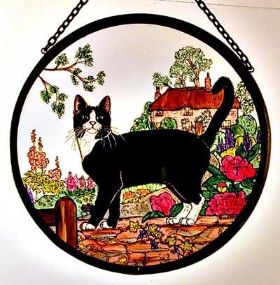Sonnenfänger, für das Fenster, Katze in Bauerngarten, Buntglas, handbemalt von Winged Heart presented by Celtic Glass Designs