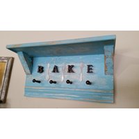 Bake Regal Vintage Blau Weiß Schokolade Holz Vier Haken Küche Wandbefestigung Bake Regal Vintage Blau Weiß Schokolade Holz Vier Haken Küche Wandbefestigung von WingsOfWood