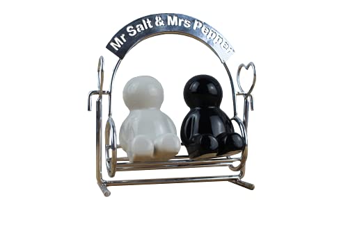 Winkee - Mr. Salt & Mrs. Pepper | Das süße Gewürzstreuer Brautpaar auf der Hollywood Schaukel | Salz und Pfefferstreuer Duo | Deko für Küche | Geschenk zu Hochzeit, Hochzeitstag, Weihnachten von Winkee