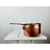 Antiker Kupfertopf Mit Langem Griff, Groß, Handgeschmiedet, Für Offenen Feuer Und Holzofen, Rustikale Küche, Bauernhausdekor Antiker Kupfertopf Mit Langem Griff, Groß, Handgeschmiedet, Für Offenen Feuer Und Holzofen, Rustikale Küche, Bauernhausdekor von WinnieHorsley