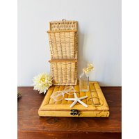 Boho Vintage Wandregal, Gewebtes Weidengeflecht Und Bambus Brieforganizer, Ein - Aussteckfächer, Zwei Körbe, Wanddisplay von WinnieHorsley