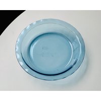 Große Blaue Pyrex Tortenplatte, 9, 5 "Tiefe Schale Mit Leicht Zu Ergreifendem Geriffeltem Rand Aus Transparentem Glas, Mid Century Modern, C209 von WinnieHorsley