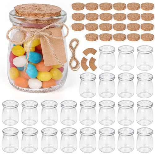 Winter Shore Gläser 100ml mit Korkdeckel [24er-Pack] - Lebensmittelechtes Glas mit Korkdeckel, Schnur & Anhängern für Süßigkeiten, Joghurt, Honig, Kerzen - Kleine Gläser mit Deckel für Gastgeschenke von Winter Shore