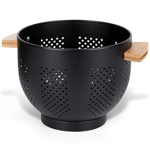 Winter Shore Mattschwarzes Sieb Küche mit Holzgriff - Durchschlag Sieb für Pasta & Obst - Metallsieb Küche zum Gemüse Waschen - Großes Nudelsieb Schwarz mit Griff - Küche Zubehör zum Abtropfen von Winter Shore