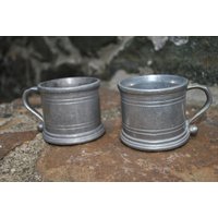 Paar Vintage Wilton Columbia Zinn Tassen Tankard Klein Seltene Größe Paar Vintage Wilton Columbia Zinn Tassen Tankard Klein Seltene Größe von WinterFinds