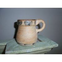 Rustikale Handgemachte Becher Aus Steinzeug Rustikale Handgemachte Becher Aus Steinzeug von WinterFinds