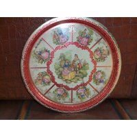 Vintage Dekoratives Metall Tablett Viktorianisch Szene Mann Serenading Frau Rot Gold von WinterFinds