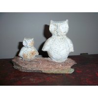 Vintage Handgemachte Schwere Stein Hand Geschnitzte Eulen Familie Auf Treibholz Figurine von WinterFinds