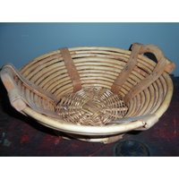 Vintage Handgemachter Runder Korb Aus Holz Mit Griffen von WinterFinds