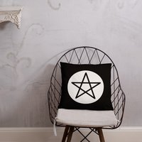 Winterzauber Pentagramm Schwarz Basic Kissen Gothic Schlafzimmer von WintersSpells