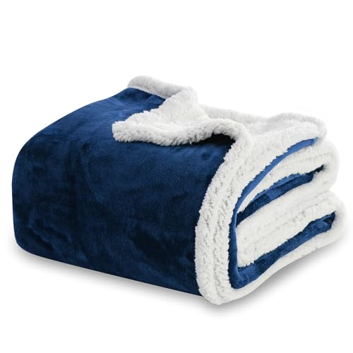 Winthome Kuscheldecke Dicke Warme, Decke Flauschig, Fleecedecke Doppelseitiges Design, Winterdecke Spart Heizkosten, Sofadecke Geeignet für Kinder, Jugendliche und Erwachsene (Dunkelblau, 220 x 240cm) Winthome Kuscheldecke Dicke Warme, Decke Flauschig, Fleecedecke Doppelseitiges Design, Winterdecke Spart Heizkosten, Sofadecke Geeignet für Kinder, Jugendliche und Erwachsene (Dunkelblau, 220 x 240cm) von Winthome