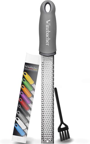 Winzbacher - Premium Zester Reibe I Parmesanreibe, Zitronenreibe, Muskatnuss Reibe, Ingwerreibe u.v.m. I rasiermesserscharfe Edelstahl Klinge I Spülmaschinenfest I inkl. Schụtz & Reinigungsbürste Winzbacher - Premium Zester Reibe I Parmesanreibe, Zitronenreibe, Muskatnuss Reibe, Ingwerreibe u.v.m. I rasiermesserscharfe Edelstahl Klinge I Spülmaschinenfest I inkl. Schụtz & Reinigungsbürste von Winzbacher