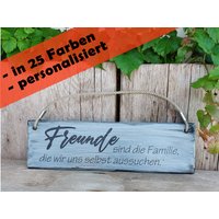 Holzschild "Freunde Sind Familie Die Wir Uns Selbst Aussuchen" - Personalisiert | 248 von Wirbelwurm