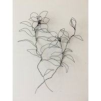 Wohndekor. Wanddeko Hängend, Wire Art. Set Aus 2 Drahtblumen. Lilie. Drahtblumen Mit Stielen Und Blättern. 100% Handarbeit. Kostenloser Versand. 3D von WireAndMeshArt