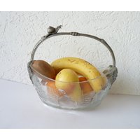 Art Deco Große Geprägte Glas Obstschale Mit Zinn Traubenranken Griff Und Einer Schnecke Auf Der Oberseite, Servierschale, Mid Century Serviergeschirr von WithAScentOfCinnamon