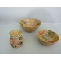 Atemberaubendes Set Aus Zwei Handgefertigten Schalen Und Einem Essenzbrenner/Aromaölbrenner, Conwy Pottery Wales, Designerin Carol Wynne Morris Atemberaubendes Set Aus Zwei Handgefertigten Schalen Und Einem Essenzbrenner/Aromaölbrenner, Conwy Pottery Wales, Designerin Carol Wynne Morris von WithAScentOfCinnamon