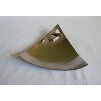 Dreieck Platte, Tablett, Ring Aschenbecher, Vintage Metall, Handgefertigt Gehämmert von WithAScentOfCinnamon