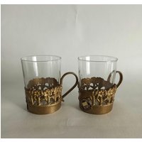 Ein Paar Vintage Klare Gläser in Verzierten Messinghaltern Mit Griff, Mid Century Teegläser von WithAScentOfCinnamon