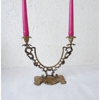 Vintage Messing Verzierter Kerzenhalter, Zwei Stiel Candelabra, Kerzenhalter von WithAScentOfCinnamon