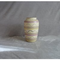 West Germany Keramik Vase, 475-29, Deutsche Mid Century 1970Er Jahre, Beige, Zitronengelb Und Flieder Gestreifte Keramikvase, Made In von WithAScentOfCinnamon