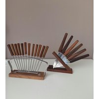 Zwei Sets Von Obstmessern Und Cocktail-Spießen Mit Halter, Set 12 Aperitif-Pickern 6 Messern Teakholz-Griffen, Mid Century von WithAScentOfCinnamon