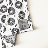 Lion Lovey Einfarbige Minky Baby Decke von WittsEndDesign