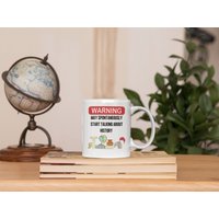 Achtung Kann Spontan Anfangen, Über Geschichte Zu Sprechen Tasse 11 Oz Premium Qualität Buff Geschichtshistoriker Geschenk von WittyDoodads