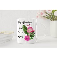 Be A Flamingo in Flock Of Pigeons Mug 11 Oz Premium Qualität Inspiration Geschenk von WittyDoodads