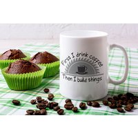 First I Drink Coffee Then Build Things Tasse 11 Oz Premium Qualität Lustige Holzarbeit Geschenk | Holzarbeiter Tischler von WittyDoodads