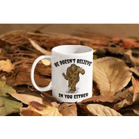 He Doesn't Believe in You Either 11 Oz Kaffeetasse - Premium Qualität Funny Bigfoot, Sasquatch, Kryptozoologie Geschenk von WittyDoodads