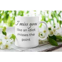 I Miss You Like An Idiot Misses The Point 11 Oz Tasse | Premium Qualität Lustiges Geschenk Für Freund Fernbecher von WittyDoodads