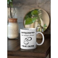 Introvertiert Aber Bereit, Wahre Krimi Tasse Zu Besprechen 11 Oz Premium Qualität Lustiges Geschenk Für Krims Junkies | True Crime Lovers Fans von WittyDoodads