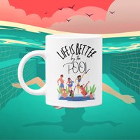 Life Is Better By The Pool 11 Oz Premium Qualität Kaffeetasse von WittyDoodads