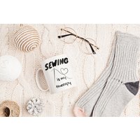 Nähen Ist Meine Therapie Tasse 11 Oz Premium Qualität Lustiges Geschenk Für Nähmännchen, Quilter Und Näherinnen von WittyDoodads