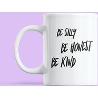 Seien Sie Silly Be Honest Art Becher 11 Unzen Premium-Qualität Inspirational Geschenkidee von WittyDoodads