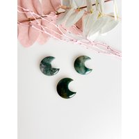 Kleines Moosachat Mond-Carving - Wunderschöne Deko Für Spiritualität & Heim, Handgefertigtes Edeldetail Ihr Zuhause von WoelkchenWunderShop