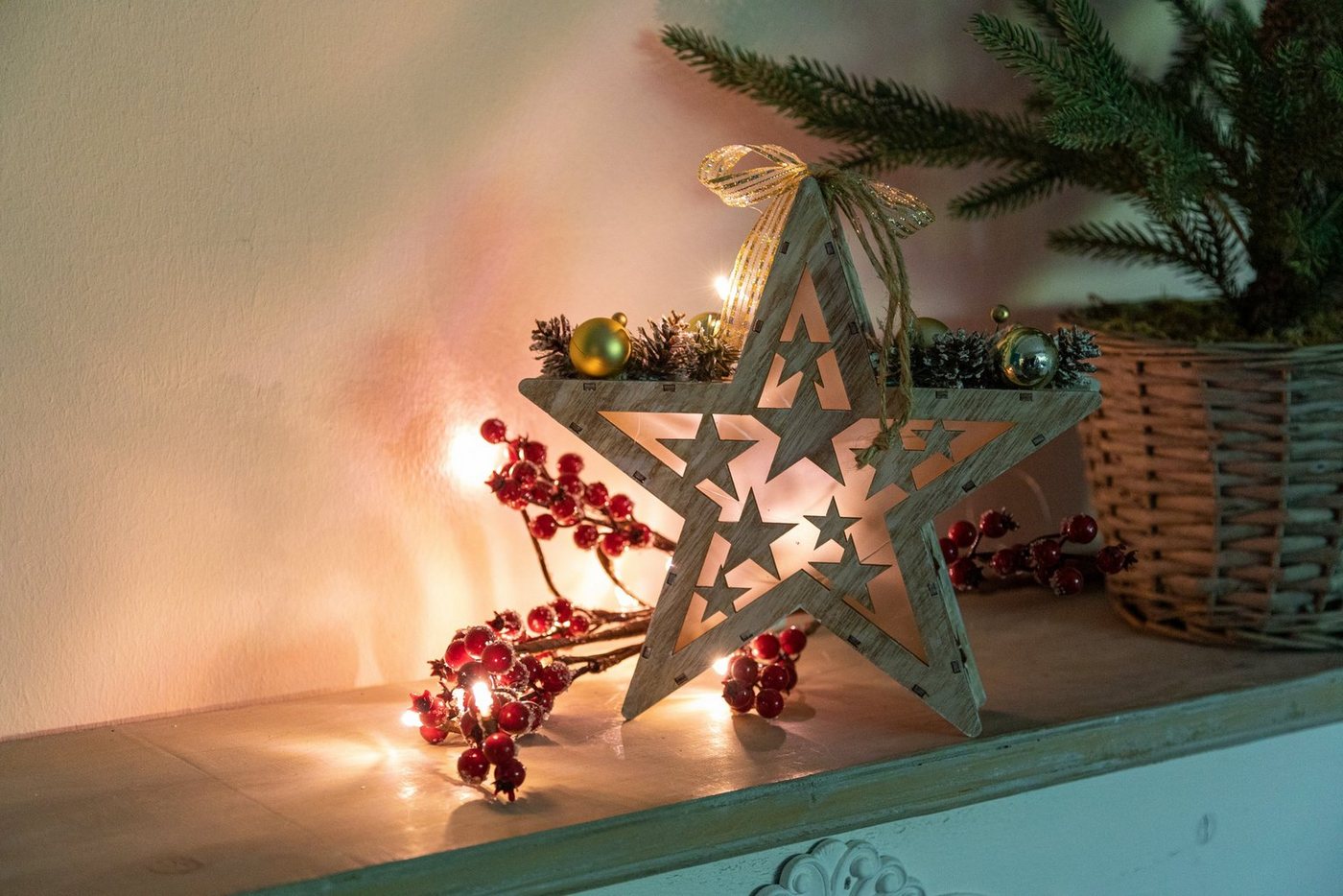 Wohnando Weihnachtsdorf Winterlicher Stern aus Holz im weihnachtlichen Design von Wohnando