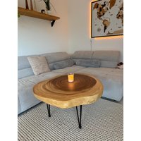 Runder Couchtisch Als Baumscheibe - Rustikaler Holz Wohnzimmertisch Mit Schwarzen Metallbeinen Unikat 70 cm Ø Runder Couchtisch Als Baumscheibe - Rustikaler Holz Wohnzimmertisch Mit Schwarzen Metallbeinen Unikat 70 cm Ø von WohnideenWilleke