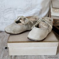 Antike Kinderschuhe Weiss Leder Kleine Mary Jane Schuhe Baby Kleidung Boudoir Dekoration Landhaus Kinderzimmer Dekor Antike Kinderschuhe Weiss Leder Kleine Mary Jane Schuhe Baby Kleidung Boudoir Dekoration Landhaus Kinderzimmer Dekor von Wohnwohltaten